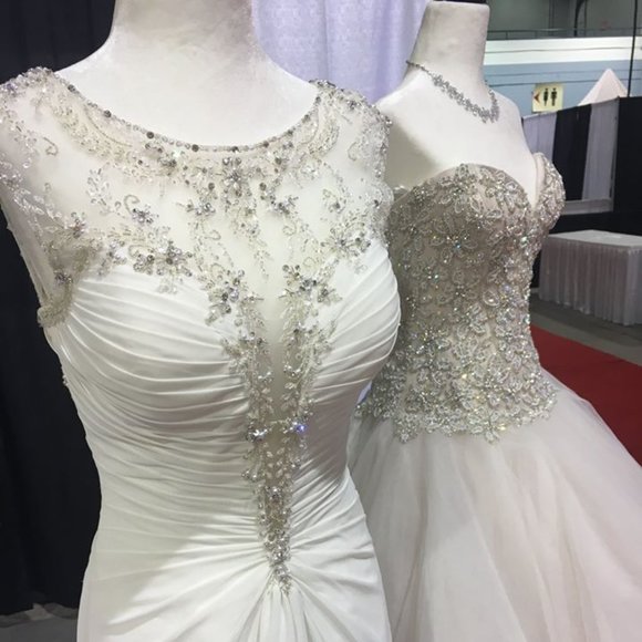 Sample Plunging Wedding Dress, Ivory Sz 4, Reg $2499, Sexy Fit & Flare & Light - Picture 1 of 4